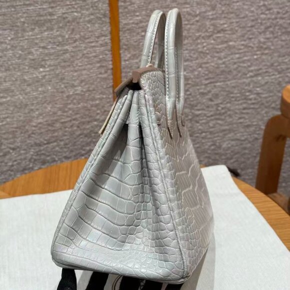 Classic Hermes Bag: A Stylish and Versatile Choice for Elegance - Picture 5 of 6